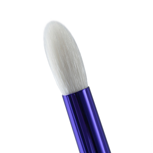 Маленькая круглая заостренная кисть для глаз, для прорисовки деталей и вытягивания линии